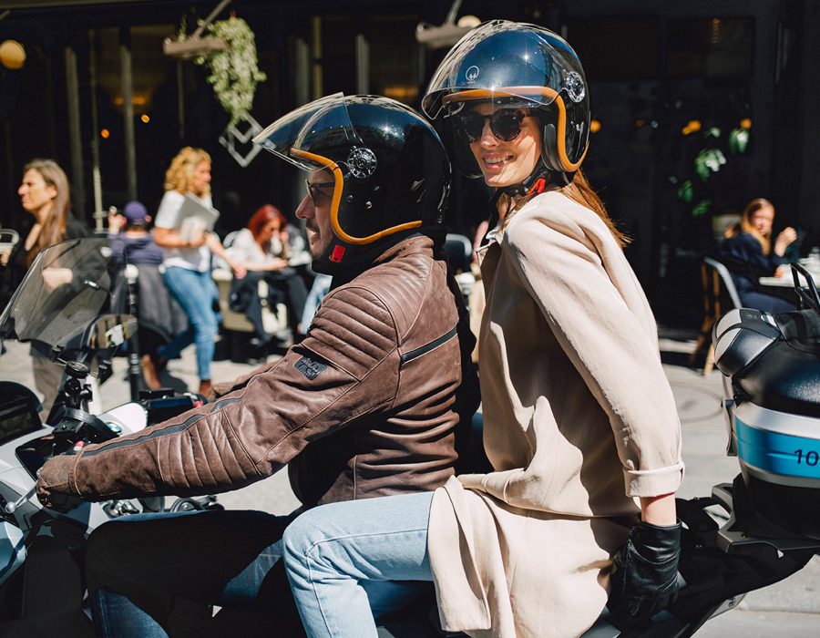 Chauffeur de taxi moto avec passagers à Paris